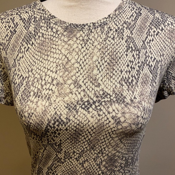 Aritzia Babaton Gray Green Snake Skin Tee Shirt - Picture 3 of 8